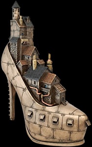 Steampunk højhæl skulptur fra Veronese, set fra siden, med fokus på de miniature skorstene og tagdetaljer på bygningerne